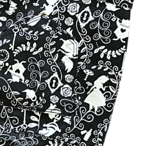 Disney Alice In Wonderland 4 Button Black & White Filigree Denim Shorts Cuffed - Picture 7 of 11